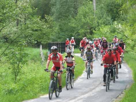 Parkiem Krajobrazowym Green Velo między Józefowem a Hamernią Oto miejsca interesujące na trasie, wymienione w kolejności wg odległości od punktu startu: 7,0 km Nowiny, urokliwe miejsce nad rzeką