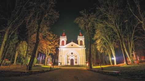 Odsłonięcie pomnika ofiar II wojny światowej Tragiczne momenty z historii Józefowa przywołują pomniki: poświęcone bohaterom walk o niepodległość i ofiarom II wojny światowej z gminy, masowego mordu