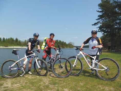 Nad zalew do Majdanu Sopockiego mów w rezerwacie Nad Tanwią jedziemy łącznikowym szlakiem rowerowym (8 km, znaki niebieskie), następnie Szlakiem Geoturystycznym (3 km).