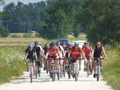 11,2 km pomnik (opis - trasa nr 1). 17,3 km parking przy moście w Borowych Młynach (opis trasa nr 1). W rezerwacie Nad Tanwią Na szlaku koło Oseredka Puszcza Solska.