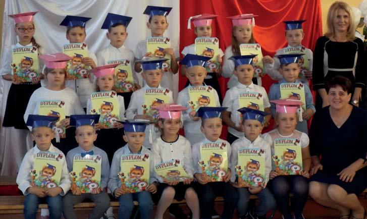 Na pamiątkę tego ważnego wydarzenia dzieci otrzymały dyplomy i drobne upominki. W tym samym dniu swoje święto obchodzili nauczyciele oraz pracownicy administracji i obsługi.