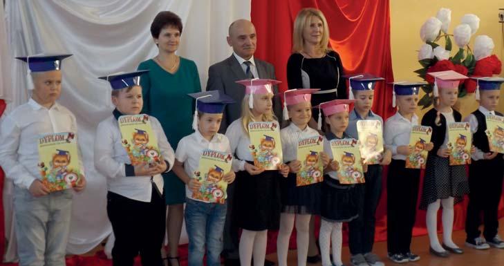 Później głos zabrała dyrektor szkoły, która złożyła życzenia z okazji Dnia Edukacji Narodowej i wręczyła nagrody wyróżniającym się w pracy nauczycielom (Dorocie Skwarskiej, Annie Marciniak, Annie
