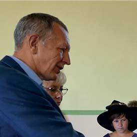 swoją artystyczną podróż, odwiedzając kolejno krainy wiedzy.