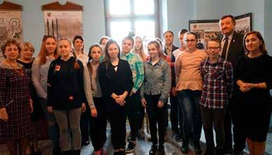 4 EDUKACJA / ROZMAITOŚCI Trzy razy lekcja samorządowa Uczniowie z Pustkowa Żurawskiego po lekcji pozują do pamiątkowego zdjęcia Młodzież ze szkół z Gminy Kobierzyce na przestrzeni ostatnich dwóch
