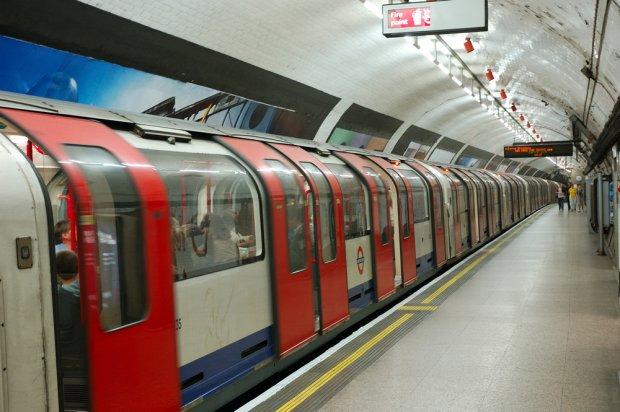 Metro Koleje miejskie pasażerska szybka kolej miejska, całkowicie lub częściowo podziemna, linie metra mogą być prowadzone w płytkich lub głębokich