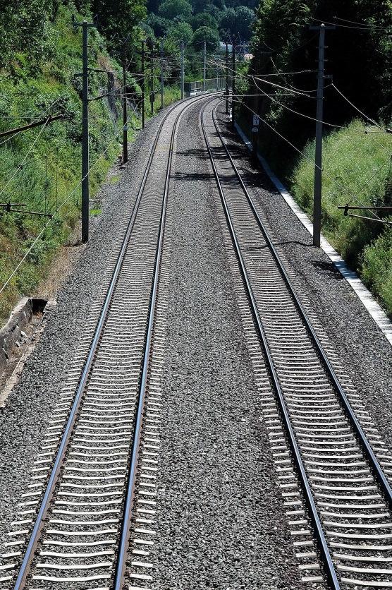 Klasyfikacja linii kolejowych W zależności od liczby torów: linie jednotorowe linie