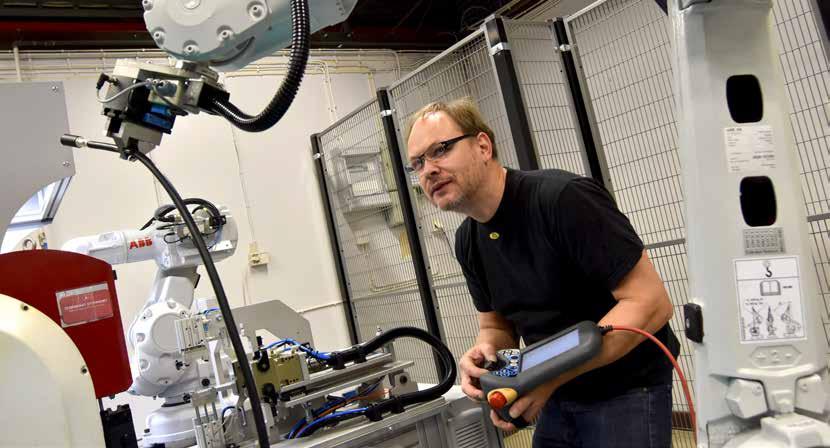 Operatör Bo Gustavsson ställer in den nya roboten för crimpning av kabel FORTSATTA INVESTERINGAR I RIMASTER Ökad automatisering för global konkurrenskraft Med nya automatiserade processer ska