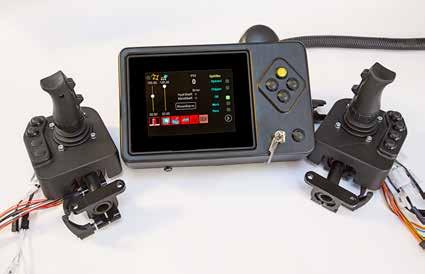 PRZYPADEK: BRUKS MOBILE Konsole firmy Rimaster z zamontowanymi joystickami Parker IQAN LC6 oraz wyświetlacze firmy Rimaster, w tym wyświetlacz Parker IQAN MD5.