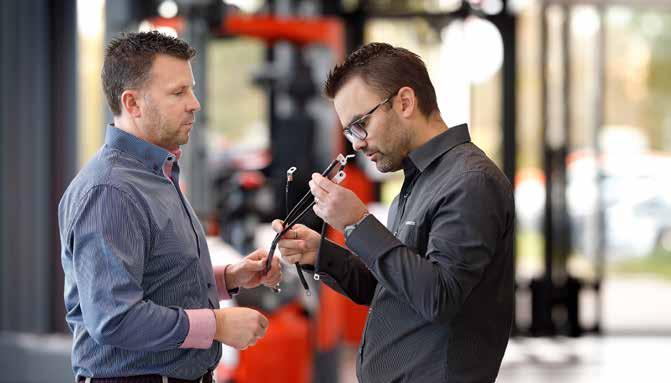 PRZYPADEK: TOYOTA MHG Andreas Kronström i Sven-Inge Lennartsson sprawdzają kabel zgrzewarki ultradźwiękowej.