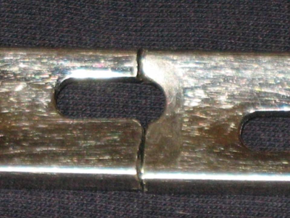 W naszym materiale przeprowadzono dok³adn¹ analizê materia³ow¹ ze wzglêdu na stwierdzane w badaniach mechanicznym zmiany powierzchniowe p³yt AO.