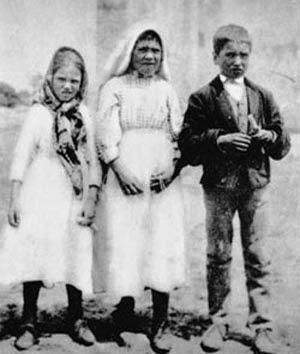 mu w najszczególniejszy sposób bliskie i drogie. Przypomniał również, że: Z historią tego sanktuarium łączy się zarazem wydarzenie, które miało miejsce na placu św. Piotra w dniu 13 maja 1981 roku.