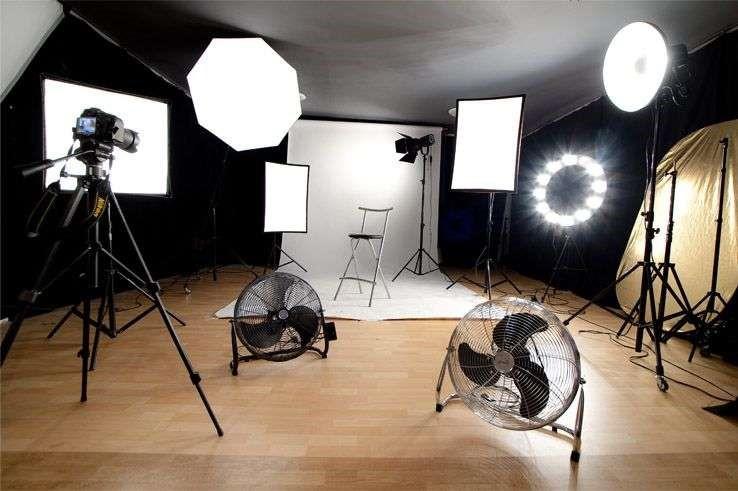 Szkoła SESJE FOTOGRAFICZNE Wiemy, że w zawodzie wizażysty, charakteryzatora czy stylisty ważne jest własne portfolio oraz umiejętność pracy z fotografem.