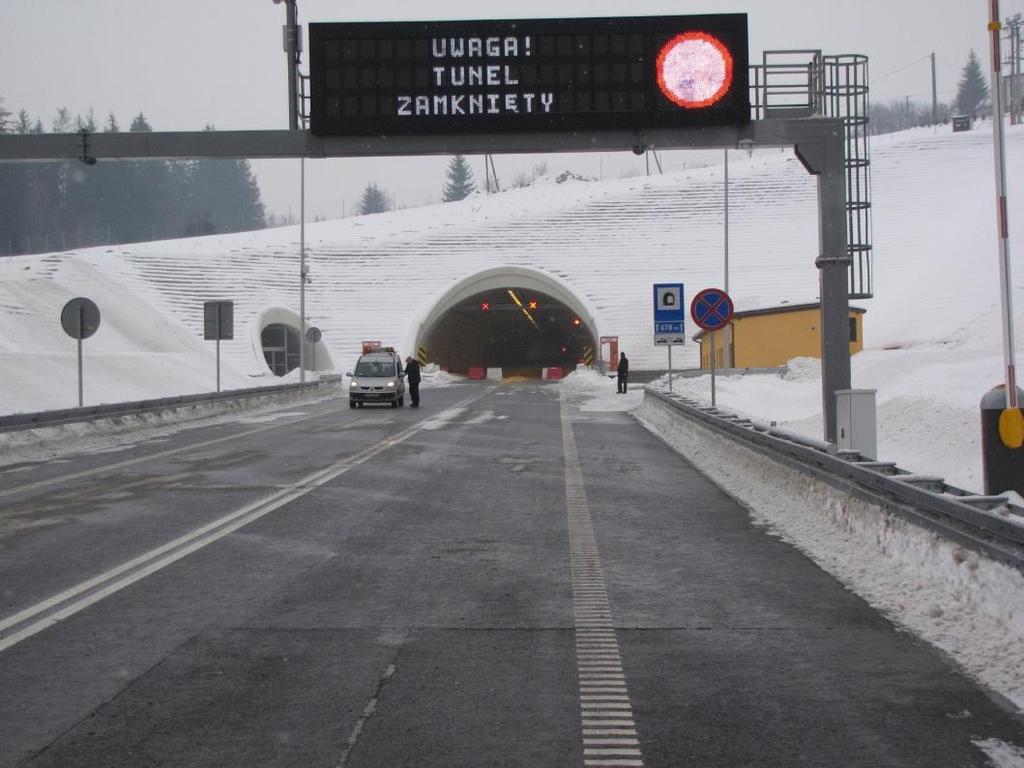 Tunel Emilia w Lalikach k. Zwardonia drogowy oddany do użytku 5.03.2010r Kształt tunelu owalny o max wysokości 6.55m i szerokości 11.2m.