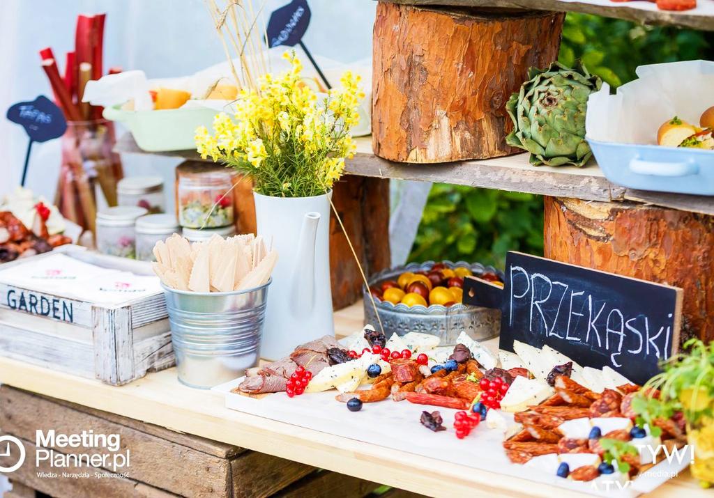S OS Y I DODAT K I: Wybór sosów Zestaw dipów i dresingów: tysiąca wysp, serowy, jalapeño, barbecue, pomidorowy, żurawinowy, tzatziki, chrzanowy, musztarda, majonez, keczup Wybór pieczywa Batida