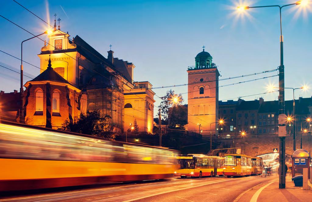 Od strony ulicy Wileńskiej znajduje się przystanek tramwajowy, a od alei