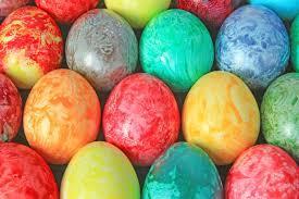 JAK ZROBIĆ WIELKANOCNE PISANKI? Pięknie zdobione jaja (będące symbolem odradzającego się życia) od wieków zdobią polskie stoły podczas świąt wielkanocnych.