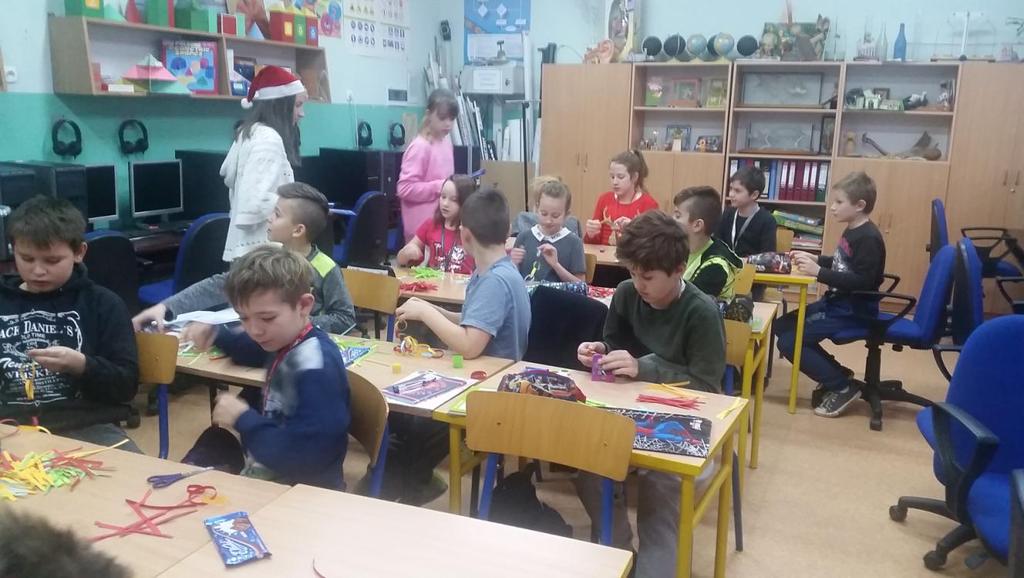 Uczniowskiego rozdawały słodkie Mikołajkowe