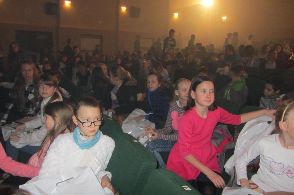 technikolorze, zaprezentowany przez uczniów i nauczycieli ze Szkoły Podstawowej w Zieleniu.