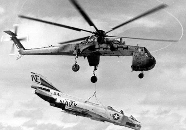 Śmigłowiec transportowy - latający dźwig Sikorsky CH-54 "Tarhe" transportujący wrak samolotu