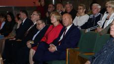 Seniorów nagrodzeni zostali pamiątkowymi statuetkami