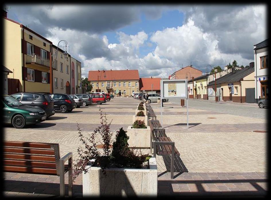 Wykonany zakres prac na rewitalizowanym obszarze centrum Chęcin: - nawierzchnie z kostki granitowej 12 062,00 m 2 - kanalizacja sanitarna 600 m - kanalizacja deszczowa 730 m - wodociąg 580 m -