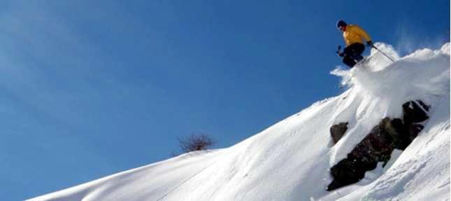 Ski Area Przełęcz Tonale, położona na granicy pomiędzy regionami Lombardia i Górna Adyga, otoczona wzgórzami masywu Adamello Presanella, Ortles Cevedale i Brenta, jest naturalnym amfiteatrem, który