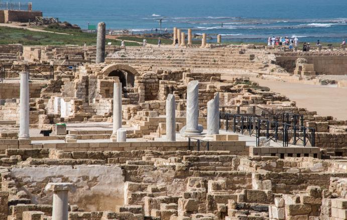Cezarea znajdują się tutaj dobrze zachowane ruiny starożytnego portu, Park Narodowy, piękne plaże oraz