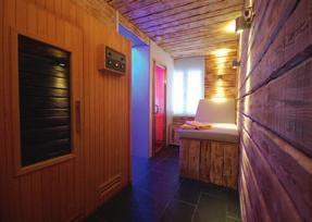 prywatną saunę i zewnętrzne jacuzzi Tradycyjną kolację Opiekę rezydenta i kadry instruktorskiej Pełne ubezpieczenie ski Darmowe wi-fi W trakcie szkoleń i zajęć popołudniowych najmłodszymi opiekować