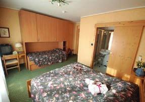 Poza stokiem przeprowadzać będzie animacje wieczorne dla dzieci w wymiarze 1,5h przed kolacją w hotelu.