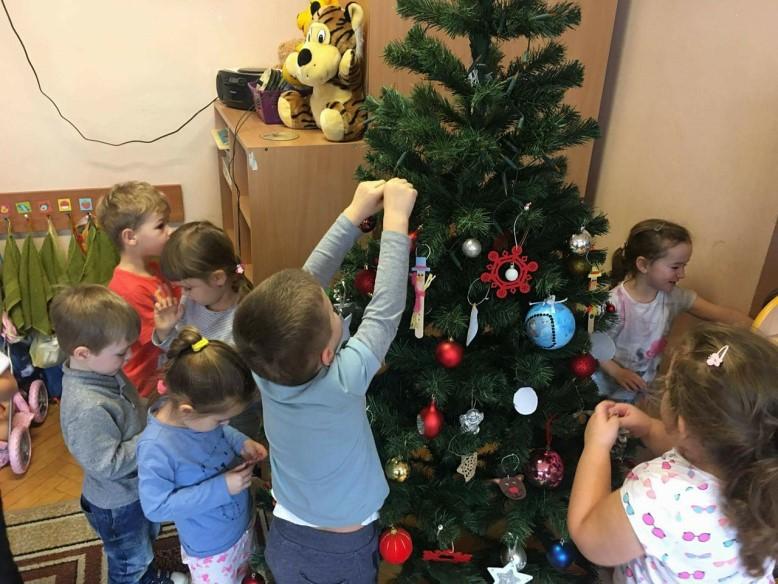 Ubieranie choinki Czas świąt Bożego Narodzenia wiąże się z tradycją ubierania świątecznego drzewka.