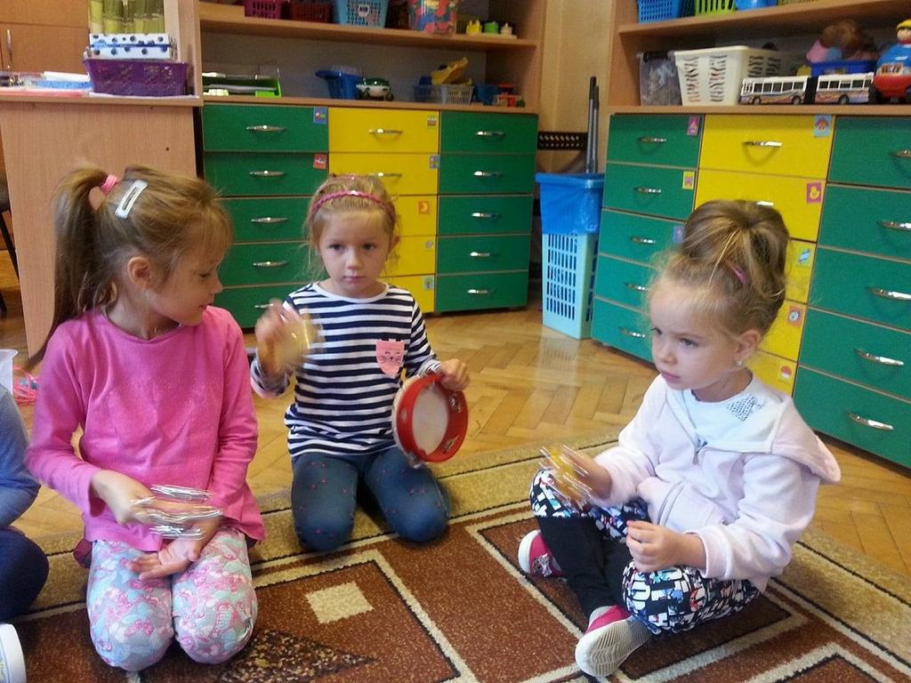 Ale największym czynnikiem wpływającym na rozwój wrażeń zmysłowych jest zabawa. Zabawa sprawia dzieciom wiele radości, stwarza okazję do różnorodnych działań.