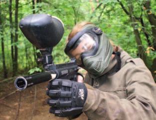 karabinek paintballowy, mundur, rękawice, maskę, ochraniacz na krtań oraz kamizelkę ochronną; przez cały obóz ma do dyspozycji 600 kul.