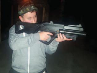 Gra jest w 100 % bezpieczna w porównaniu do klasycznego paintballa, czy ASG, gdyż zamiast twardych kulek karabiny strzelają wiązką promieni podczerwonych w czujniki strzału umieszczone na specjalnej