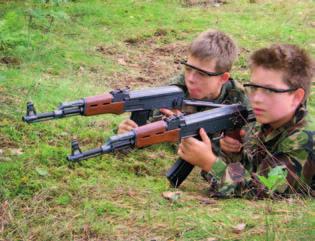 AK-47 Kałasznikow: zasady działania karabinu AK, zajęcia praktyczne z rozkładania i składania broni, przeładowywania, celowania i oddawania suchych strzałów ; zawody w szybkości składania broni i