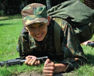 pokaz wyposażenia wojskowego: nauka obsługi replik karabinków AKM, AKMS, M4, L85, karabinu maszynowego M249 oraz granatników przeciwpancernych AT4 i M72 LAW, przymierzanie umundurowania i wyposażenia