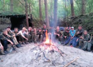 kurs survivalu: pozyskiwanie i uzdatnianie wody do picia, rozpalanie ognia różnymi metodami, budowa schronienia, pierwsza pomoc przedmedyczna z elementami taktyki czerwonej, przetrwanie w terenie