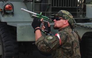 Każdy uczestnik dostanie na czas zajęć karabinek paintballowy, mundur, maskę oraz kamizelkę ochronną, a podczas zajęć nocnych dodatkowo kamizelkę odblaskową i latarkę; dla chętnych dodatkowo rękawice