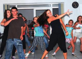Breakdance: rodzaj specyficznego i unikatowego tańca z dużą ilością elementów siłowo-sprawnościowych oraz kroków wykonywanych w parterze, czyli rękami i nogami na ziemi.