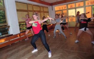 w breakdance nie ma ścisłego zakresu ruchów, co odróżnia go od większości stylów tańca. Ruchy można tworzyć samemu w oparciu o znane wcześniej kombinacje. Dancehall: styl tańca wywodzący się z lat 60.