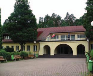 Ośrodek to dwukondygnacyjny budynek leżący na przeszło hektarowym, oświetlonym, ogrodzonym i ładnie zagospodarowanym terenie.