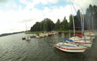 W bezpośrednim sąsiedztwie znajduje się własny port jachtowy i tor quadowy. Zakwaterowanie: Kolonia Żeglarska: 6 osobowe (dwa pokoje), drewniane domki campingowe typu Mikołajki.