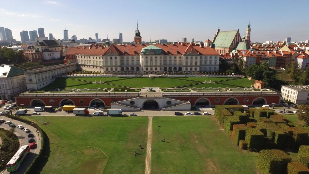 Zamek Królewski (plac Zamkowy 4), dzień bezpłatny środa, (trasa skrócona) w inne dni od 16:30, także na skróconej trasie obowiązuje bilet specjalny: normalny 20,00 zł, ulgowy 10,00 zł, ulgowy dla