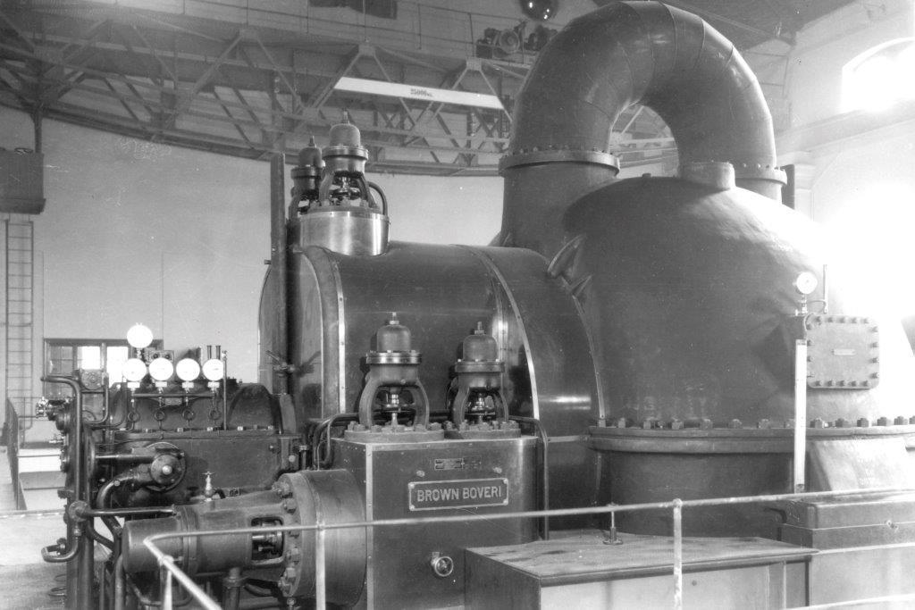 Turbina turbozespołu nr 10, uruchomionego w 1937 r., zdjęcie z 1937 r.; Turbina produkcji BBC Generator produkcja Rohn - Zieliński.