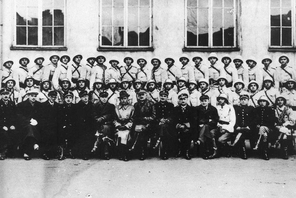 Obrona cywilna 1938 r. Na zdjęciu dyrektorzy A. Kuhn i S. Skibniewski Na początku 1939 r.