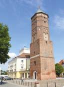 zamku biskupów płockich (obecnie Dom Polonii), wieży dawnego ratusza gotycko-renesansowego (Muzeum Regionalne), pochodzącej z 1449r. Kolegiaty.