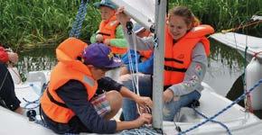 W sezonie 2018 na naszych uczestników czeka przytulny i dostosowany do potrzeb dzieci budynek KLIWER CAMP. Koloniści zakwaterowani są w 2,3,4 osobowych pokojach z łazienkami.