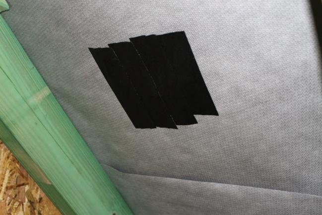 Wariant 1: Zewnętrzną powierzchnię uszkodzonej membrany dachowej należy podkleić