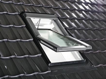 Okna dachowe Meisterstück Okna obrotowe Designo R6 RotoTronic WD Nowość Nowość Quadro + seryjnie zamontowany pas do transportu okien podczas montażu + okno z szybą 8C z parametrem Uw = 1,1 W m 2 /K +