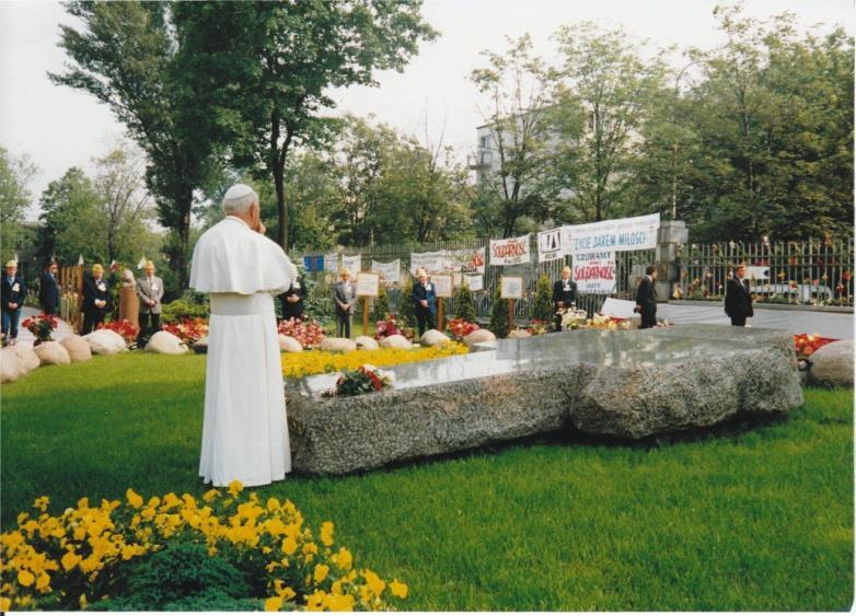 20. Podczas wizyty w Płocku w 1991 roku papież spotkał się: a. z chorymi b. z więźniami c. z zakonnikami 21. W jednej z homilii skierowanej do dzieci pierwszokomunijnych: a.
