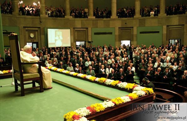 Papież przypomniał prawdę o podwójnym stole, który Pan Jezus zastawia dla na podczas każdej Mszy św. O jakie stoły chodzi? c. jakie wydarzenia z Ewangelii wspomina Papież w tej homilii? 22.